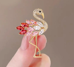 Dettaglio spilla a fenicottero dorato con cristalli rosa e micro-pavé di zirconi