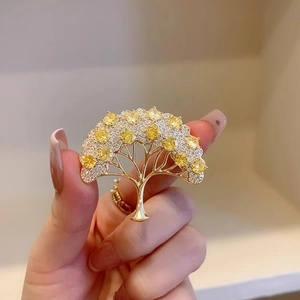Elegante spilla ad albero dei desideri dorata con cristalli bianchi e gialli brillanti
