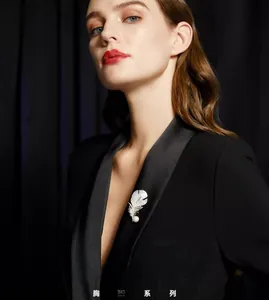 Élégante broche plume blanche avec perle sur blazer noir, épingle de revers en zircon luxe