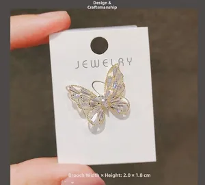 Détail de la broche papillon en zircon avec mesure de dimension de 2,0x1,8 cm