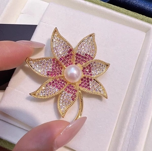 Broche feuille d'érable étincelante avec cristaux roses et perle ronde sur base dorée