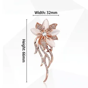 Broche fleur élégante en or rose avec œil de chat et cristaux, dimensions 32x66mm