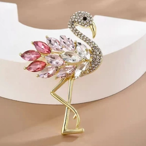 Dettaglio della spilla a fenicottero con cristalli marquise rosa e zirconi su base dorata