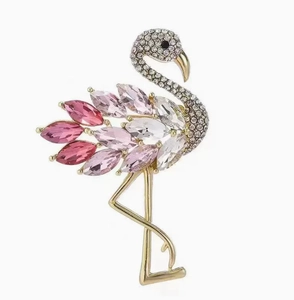 Dettaglio della spilla a fenicottero con cristalli marquise rosa e base in lega dorata