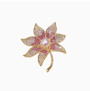 Vue détaillée d'une broche fleur bicolore avec pétales dégradés et perle centrale