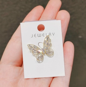Élégante broche papillon avec cadre doré et incrustation de zircone pour femme