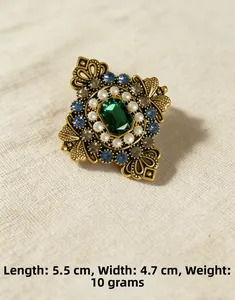 Spilla vintage barocca con cristallo verde e perle, dimensioni 5,5 cm per 4,7 cm circa