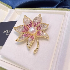 Broche feuille d'érable élégante avec cristaux dégradés roses et perle centrale