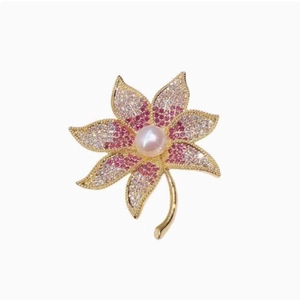 Élégante broche feuille d'érable bicolore avec cristaux brillants et une perle au centre