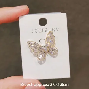 Broche papillon élégante en or avec cristaux de zircone cubique pour femmes