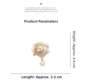 Détail de la broche camélia avec perle indiquant 4,8 cm de hauteur et 3,3 cm de large