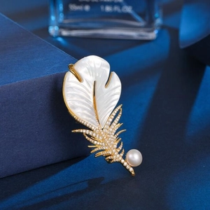 Broche Plume en Alliage d'Or Avec Nacre et Zircone Élégante Épingle à Künstliche Perles pour Costume de Femme Bijoux Cadeau