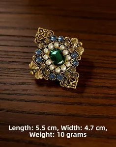 Dettaglio di spilla stile corte vintage con cristallo smeraldo, misura 5,5 cm per 4,7 cm