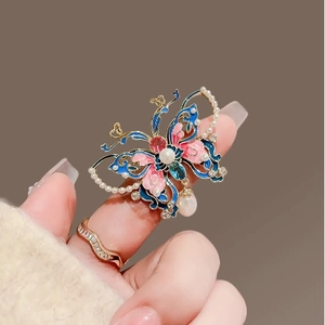 Broche papillon de luxe en émail avec perles, accessoire élégant pour manteau de haute qualité