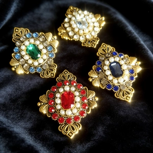 Set di spille barocche vintage con cristalli smeraldo blu e rossi su velluto nero