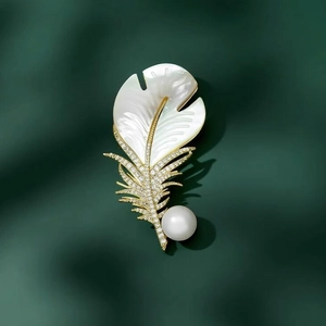 Broche plume élégante en nacre blanche avec zircons scintillants et une perle de culture