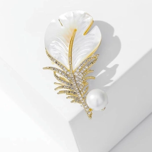 Broche plume élégante en nacre blanche et zircons étincelants avec placage en or chic