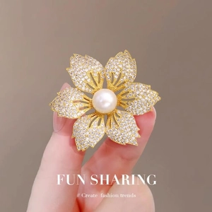 Exquisite goldene Blumenbrosche mit Zirkon-Blütenblättern und zentraler weißer Perle