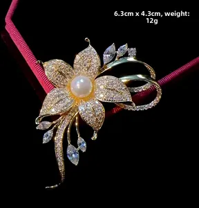 Detailansicht der 6,3x4,3 cm großen Perlen-Blumenbrosche mit glitzernden Kristallen