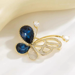 Broche papillon luxueuse en or avec cristaux bleu foncé et zircons blancs pavés