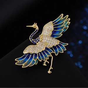 Spilla gru elegante con smalto blu e zirconi scintillanti su una base nera