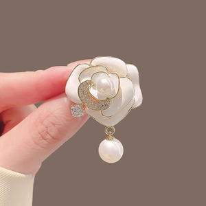 Élégante broche fleur de camélia blanc avec pendentif perle et détail en zircone
