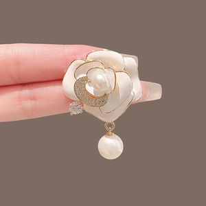 Broche fleur camélia blanche élégante avec perles et zircons pour costume femme