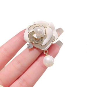 Broche camélia blanche élégante avec pendentif en perle et pétales en émail doré