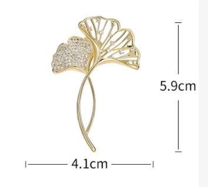 Detailansicht der goldenen Ginkgo-Brosche mit Kristallen und 5,9 cm Höhenangabe