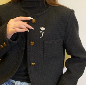Exquise broche fleur de lotus argentée avec cristaux étincelants sur veste en tweed