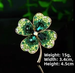 Détail de la broche trèfle avec cristaux verts et base en métal doré