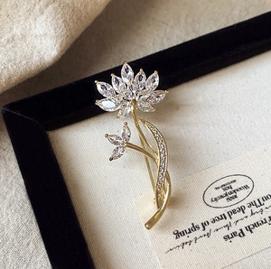 Broche fleur de lotus exquise plaquée or avec zircons cubiques marquise étincelants