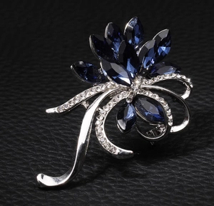 Vue détaillée d'une broche bauhinia élégante avec strass bleu foncé sur métal argenté