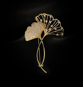 Detailansicht der Ginkgoblatt-Brosche mit Goldbeschichtung und Pavé-Zirkonia-Besatz