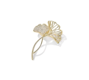 Makroaufnahme der goldenen Ginkgoblatt-Brosche mit funkelnden Zirkonia und hohlen Details