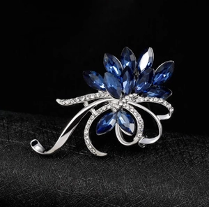 Vue détaillée d'une broche orchidée en cristal bleu foncé avec alliage argenté et zircons