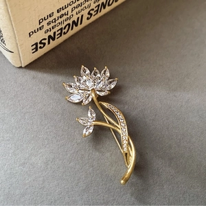 Élégante broche fleur de lotus dorée avec cristaux de zircon marquise pour femmes