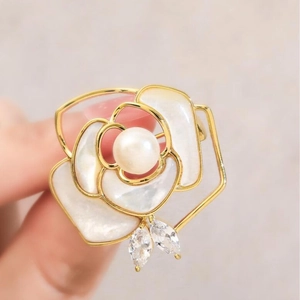 Vintage Camellia Flower Brooch Elegant Gold Alloy MOP Shell Artificial Pearl Zirconia Anti-exposure Breastpin For Women Party Jewelry
