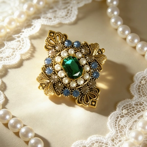 Spilla barocca vintage con cristallo smeraldo perle e strass su base in metallo dorato