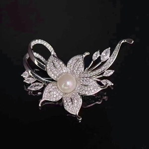 Eleganter Blumen-Perlen-Brosche mit funkelnden Quasten-Kristallen für Damenanzüge Zubehör
