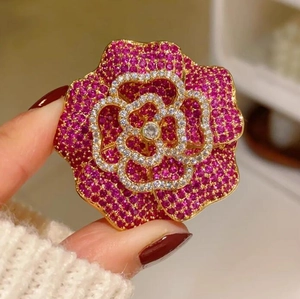 Broche fleur de rose rétro française avec strass rouges et base en métal plaqué or