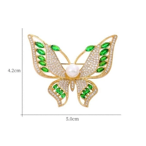 Broche papillon luxueuse avec zircons blancs et pierres vertes sur monture dorée