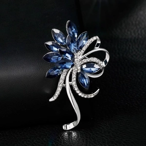 Broche fleur de bauhinia argentée avec cristaux bleu foncé et strass scintillants