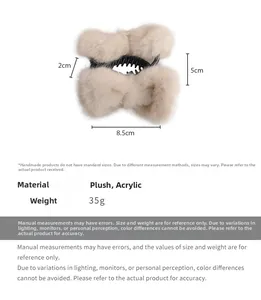 Détail d'une pince à cheveux nœud en peluche beige montrant la taille et la texture