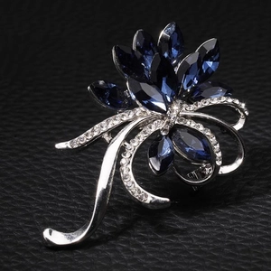 Élégante broche orchidée en cristal bleu foncé avec plaquage argent et zircons