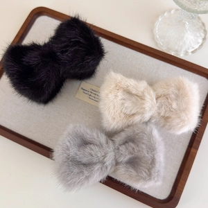 Barrettes à cheveux élégantes en peluche avec nœud en noir, beige et gris sur plateau