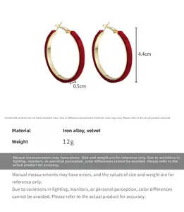 Vue détaillée des créoles en velours rouge de 4,4 cm avec dimensions en alliage de fer
