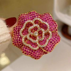 Broche camélia vintage française élégante avec cristaux magenta et blancs dorés à l'or