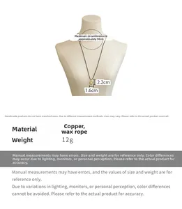 Détail d'un pendentif géométrique creux sur un long collier en cordon de cire noir réglable