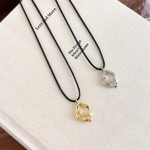 Pendentifs minimalistes en métal liquide doré et argenté sur colliers à cordon noir